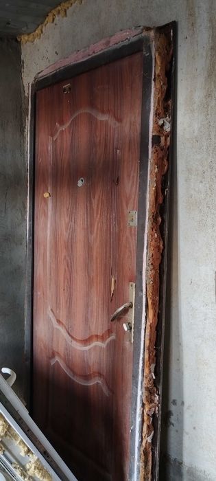 Өте жаксы жагдаидагы есик сатылады