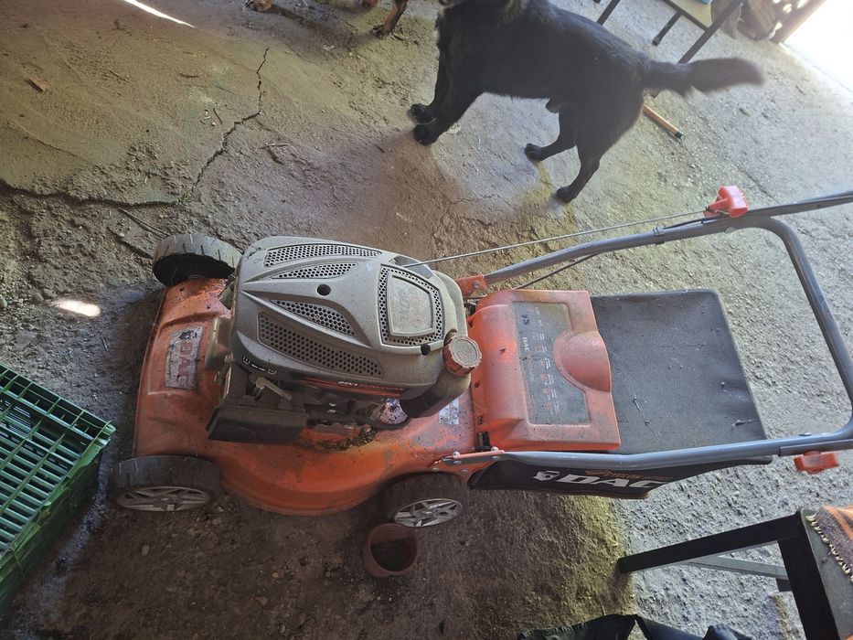 Masina tuns iarba pe benzina