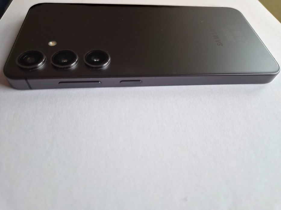 Продавам телефон Samsung Galaxy S24 8Gb/256GB Onyx Black  като нов