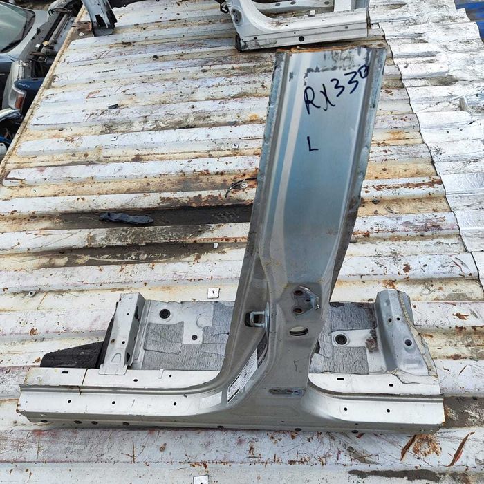 Центральная стойка левая Lexus RX330