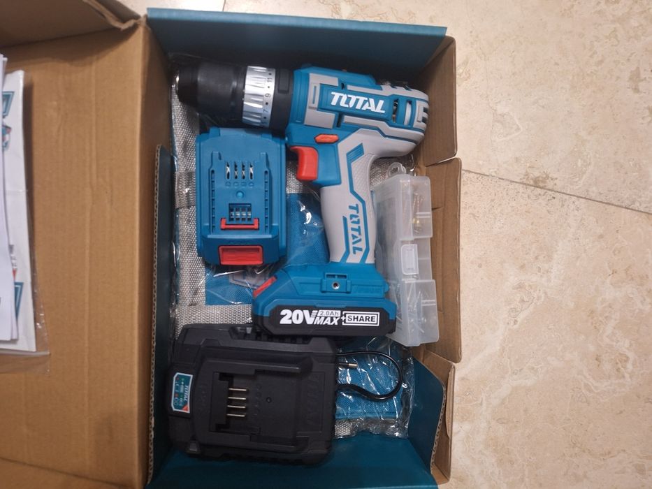 Masina de găurit  cu percutie/filetanta NOUA și acumulator TOTAL