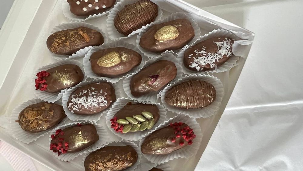 Клубника, финики в шоколаде