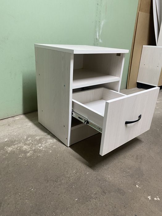 Трюмо тумбочки столы письменные