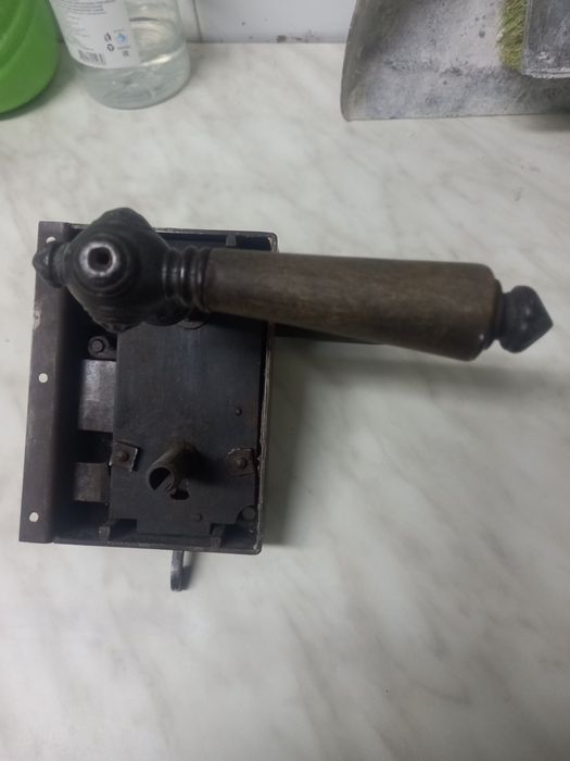 Старинна брава с ключ