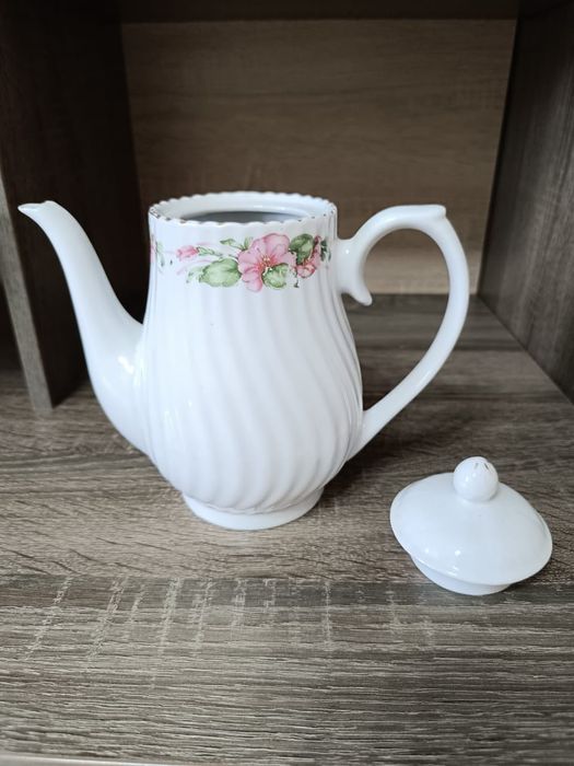 Чайник с крышкой фарфор.