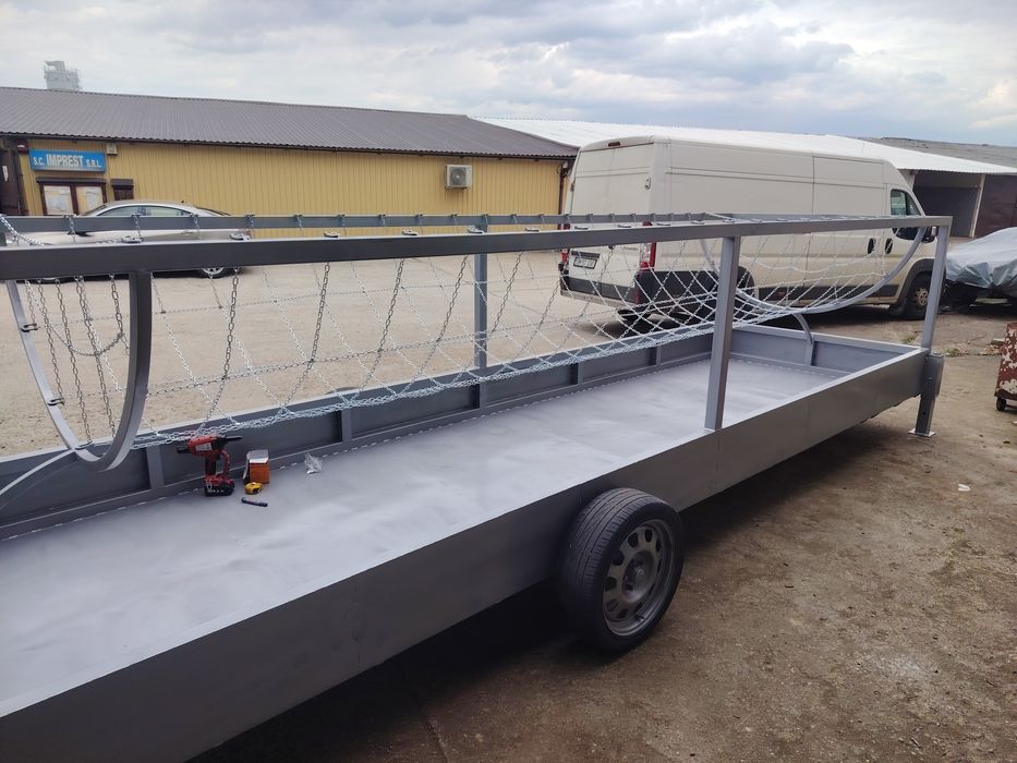 Hrănitor mobil pentru bovine.