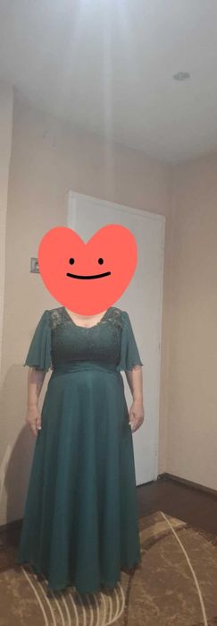 Продавам официална рокля, която е била носена само веднъж.
ХС-С