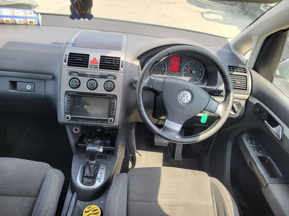 dezmembram volkswagen touran 2008 usa stanga fata/usa stanga spate