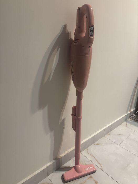 Aspirator vertical Makita cu acumulatori