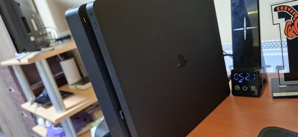 Vand PS4 SLIM cu 2 controller și 19 jocuri