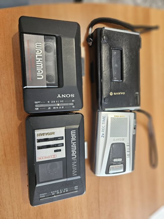 Lot 4 bucati walkman,  3 bucăți Sony si 1 bucata Sanyo.