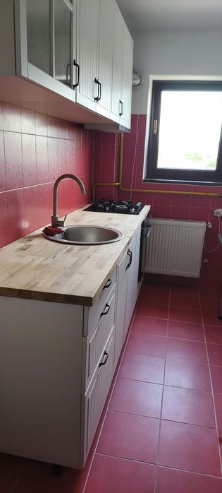 Proprietar închiriez apartament 3 camere, bloc nou, zonă Centrală, cu loc de parcare inclus in curte
