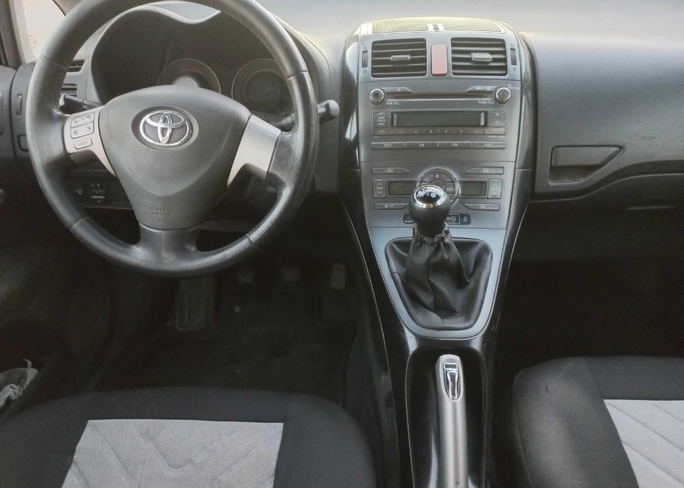 Тойота Аурис 1.6