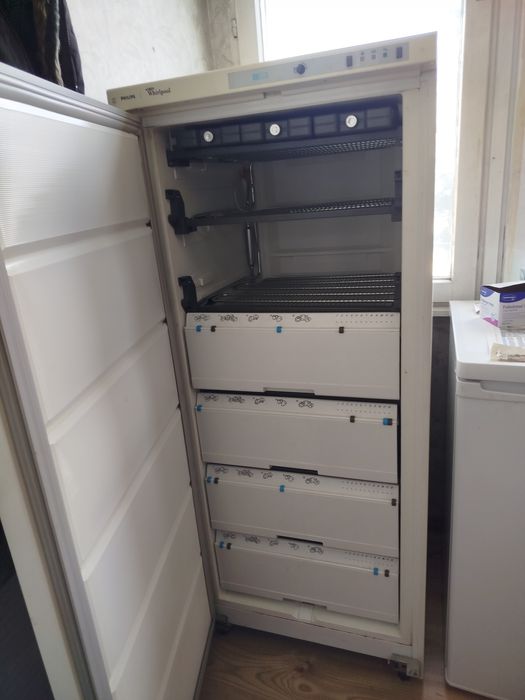 Продавам фризер Whirlpool