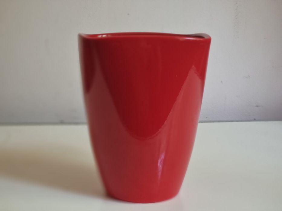 Элегантная керамическая ваза — яркий акцент в интерьере