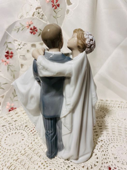 порцеланова статуетка