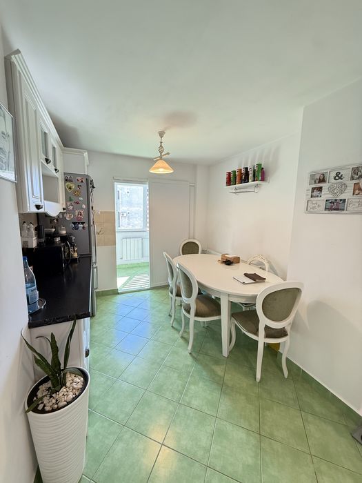 Apartament 3 camere decomandat, cartier Rogerius