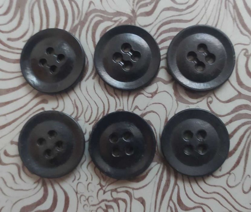 Пуговицы белые, серые, розовые, чёрные