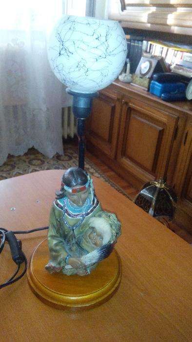 Veioza cu mama indianca cu copil in brate