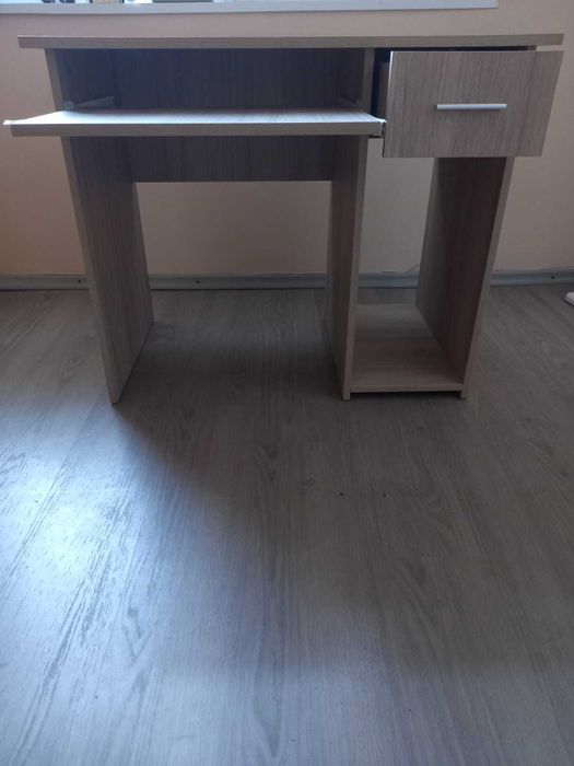 Офис бюро с изтеглящ плот