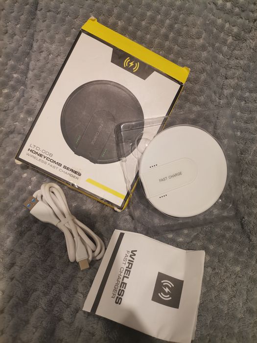 Ултратънко безжично зарядно устройство Qi, съвместимо с всички смартфо