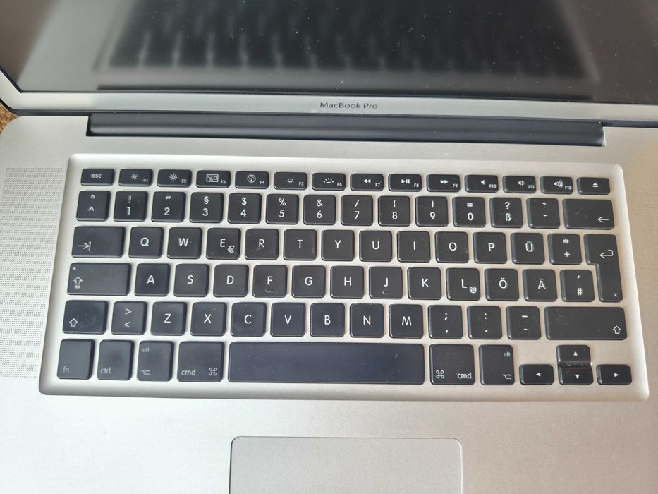 лаптоп Mac Book Pro