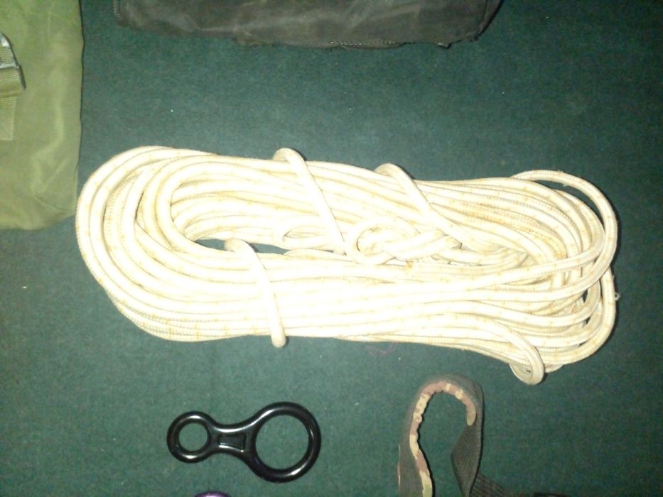 Алпинизм снарягалари сотилади.