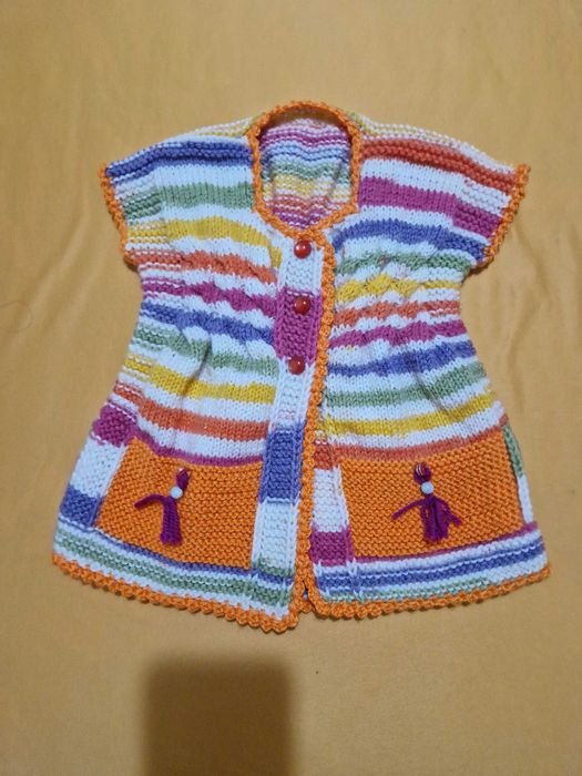 Детски ръчно плетени елеченца