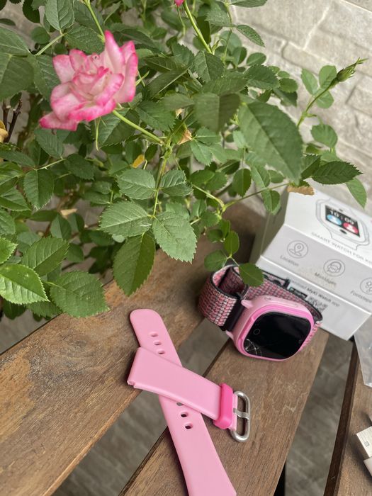 Продавам розов детски смарт часовник Smart Watch MyKi 4 Lite