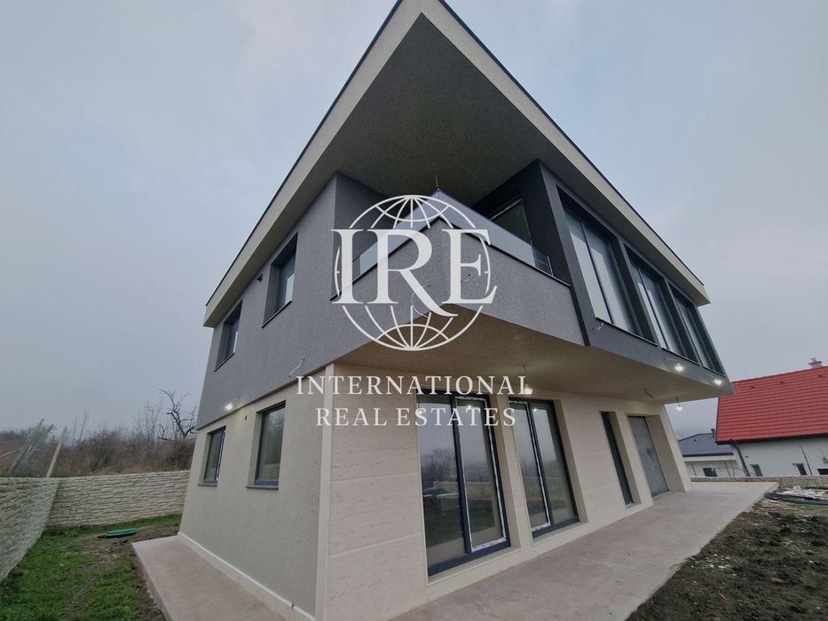 Нова двуетажна къща с впечатляваща панорамна гледка към езерото и гра