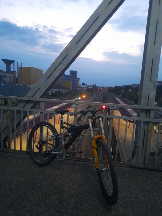 Vând bicicletă full suspesion