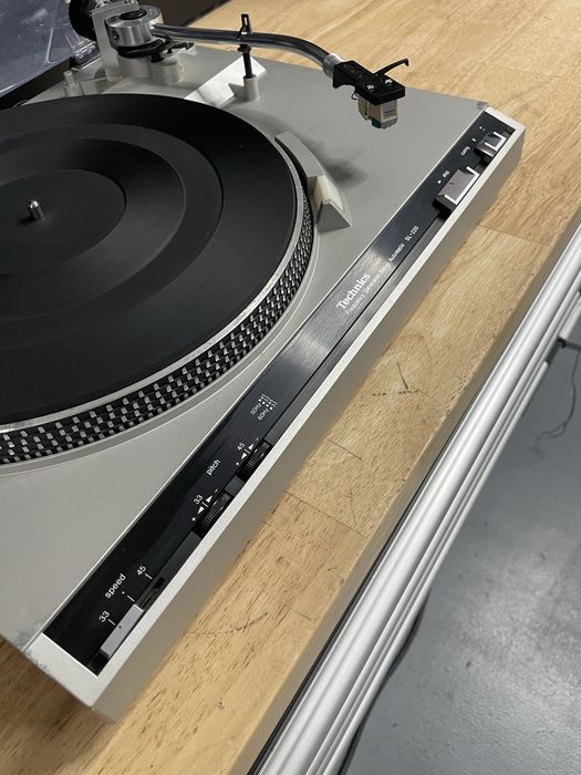 Pckup technics sl 220 curea noua finctioneaza impecabil
