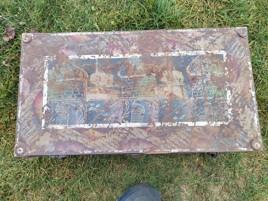 Cufăr vechi metalic pictat