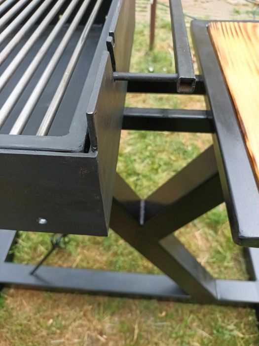 Vând gratar cu masă de lucru!