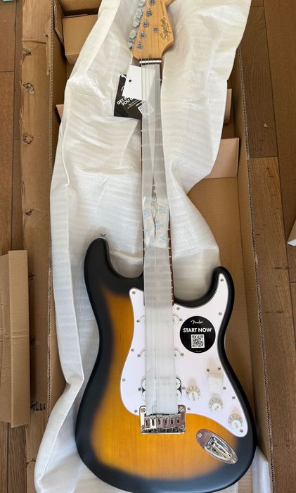 Chitara electrica Squier by Fender Debut Stratocaster - Sunburst - noua, in cutie - configuratie HSS