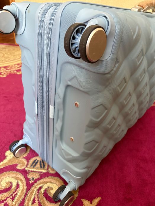 Чемодан на колесах L, объём 135 л.