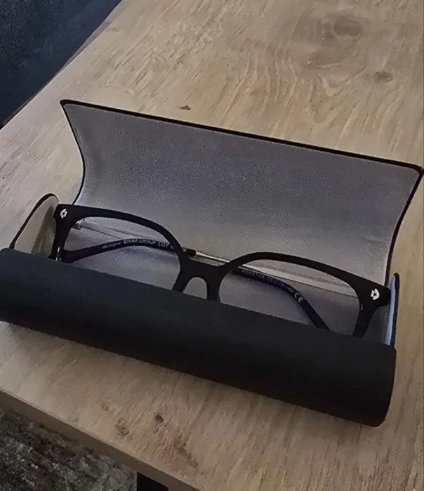 Елегантен твърд калъф за очила – стилен и защитен
