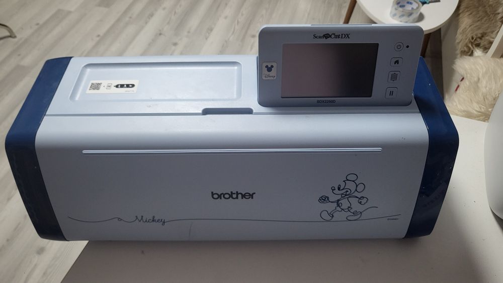 Pachet sublimare Epson SC-F100 + Brother ScanNCut SDX2250D + accesorii și consumabile BONUS