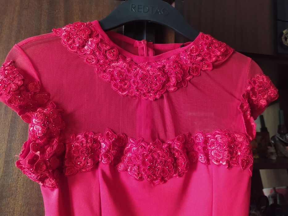 Красное платье с отделкой из сеточки с цветочками