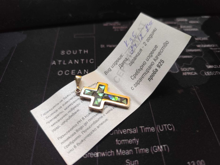 Едър сребърен кръст със седеф