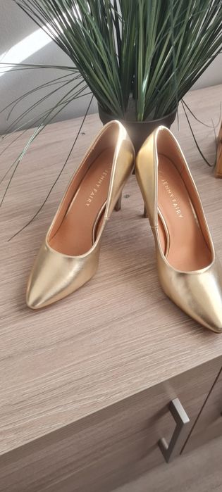 Pantofi dama marimea 37,culoare aurie.