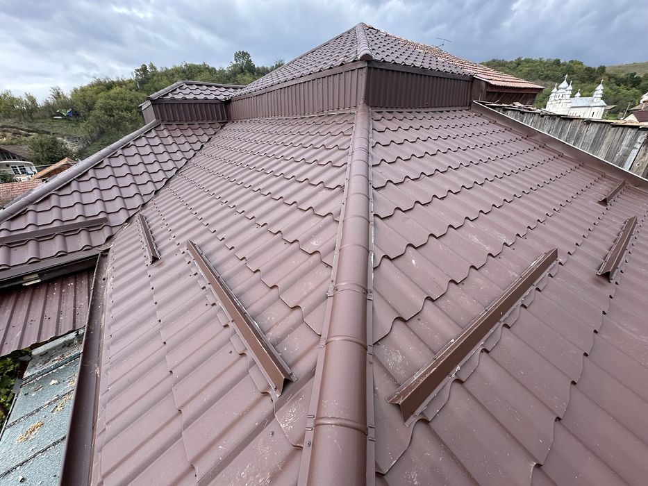 Reparatii acoperisuri montaj tigla metalica dulgherie mansarde terase