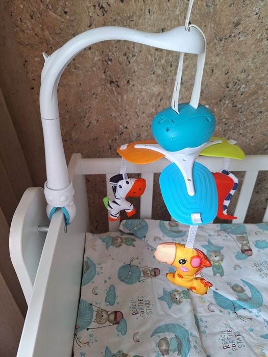 Бебешка кошара + матрак + чаршафи и музикална играчка