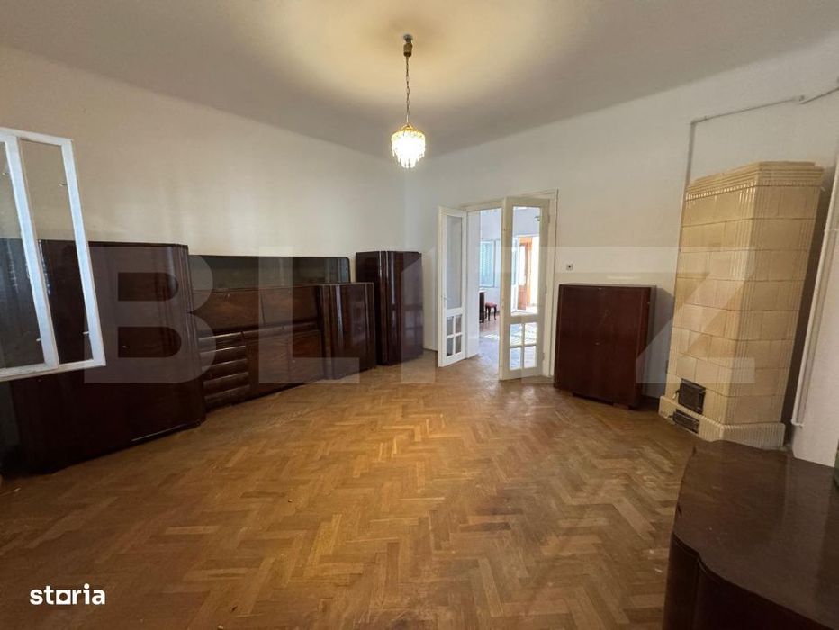Casa spatioasa cu 6 camere, teren 700 mp, garaj si terasa
