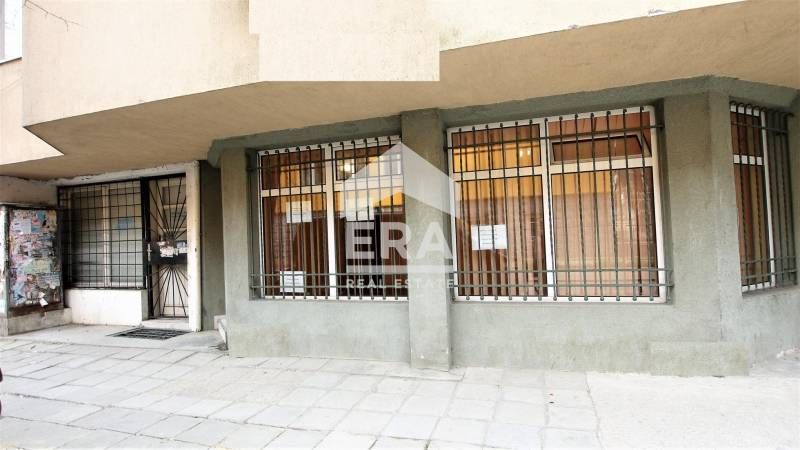 Партерен офис под наем, с лице 5 м, в тухлена жилищна сграда, в района