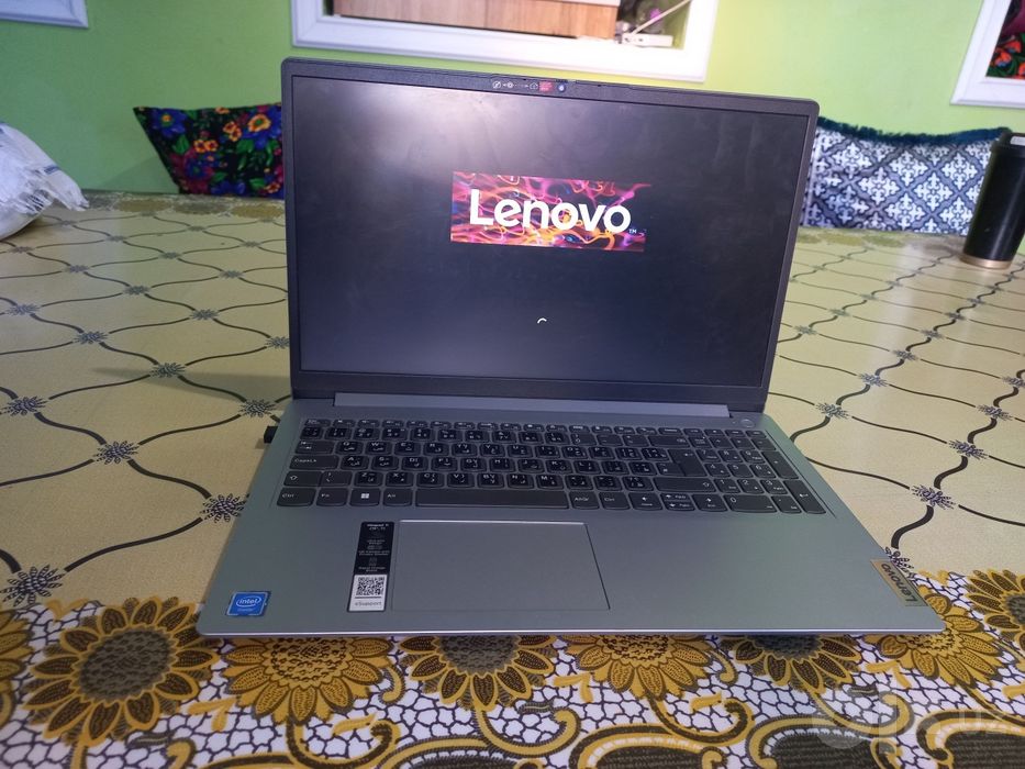 Lenovo noutbuk srochno sotiladi