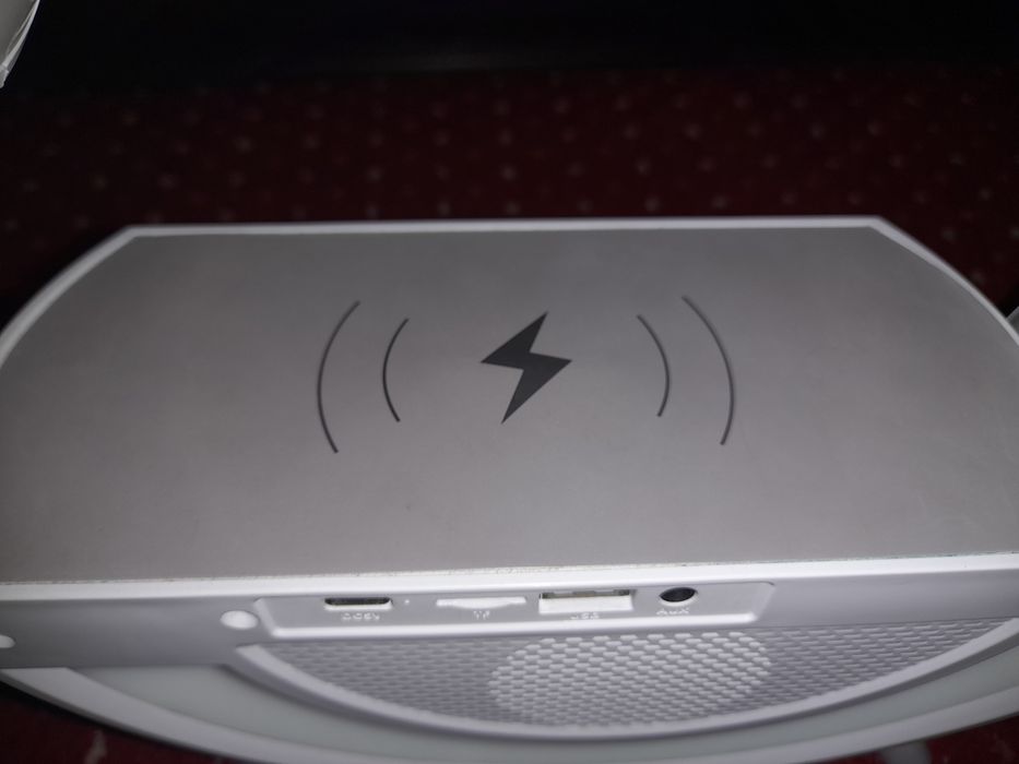 Boxa Bluetooth cu încărcare wireless + radio