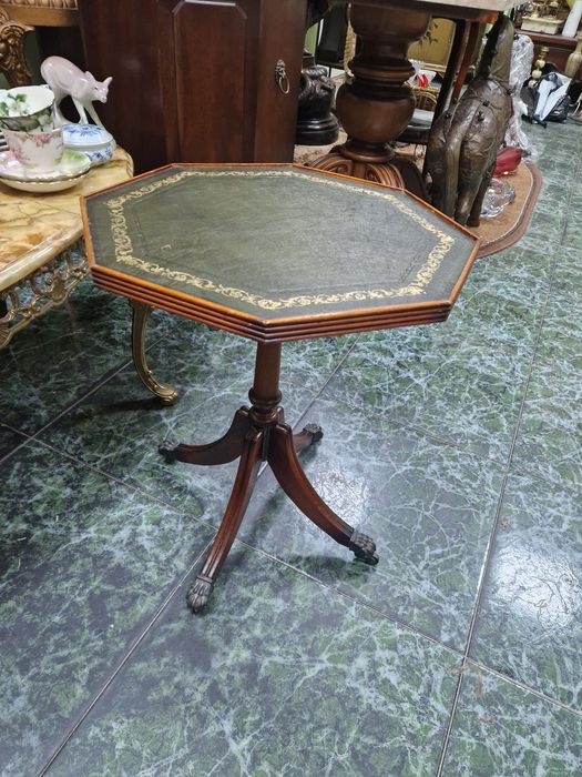 Уникална антикварна английска дървена масичка