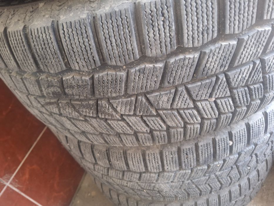Продам зимние шины с дисками от малибу 1 состояние идеалное без трешин