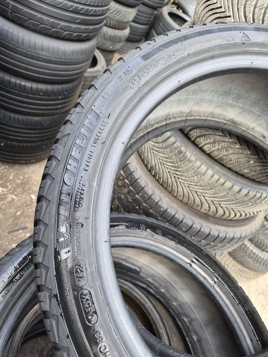 2бр. 245 40 18 Michelin всесезонни.